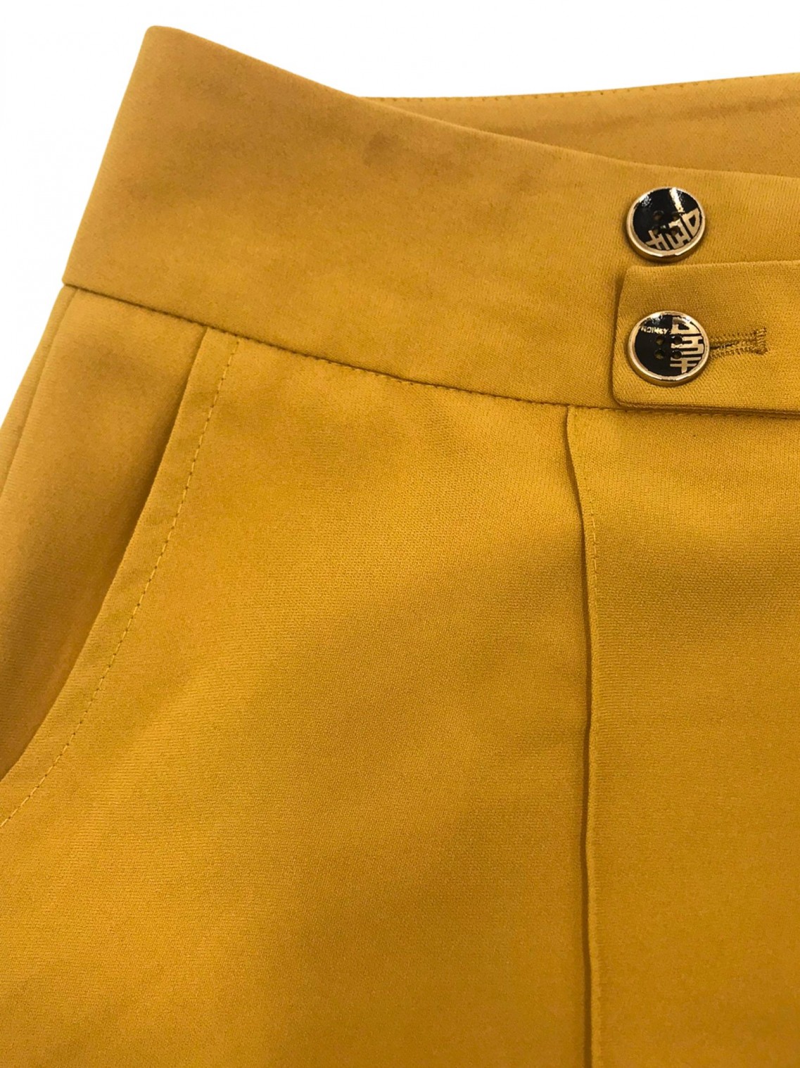 Quần Short Nữ 4 cúc Vàng L